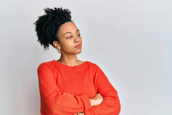 Ung Afrikansk Amerikansk Flicka Bär Casual Kläder Tittar Sidan Med — Stockfoto