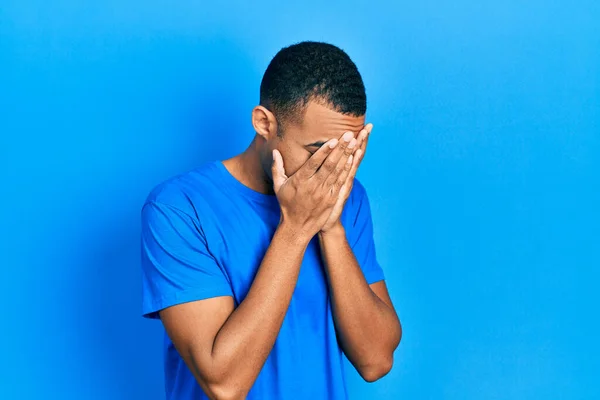 Jovem Afro Americano Vestindo Camisa Azul Casual Com Expressão Triste — Fotografia de Stock