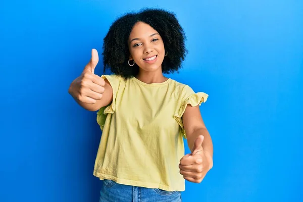 Молода Афроамериканська Дівчина Одягнена Повсякденний Одяг Схвалюючи Позитивний Жест Рукою — стокове фото