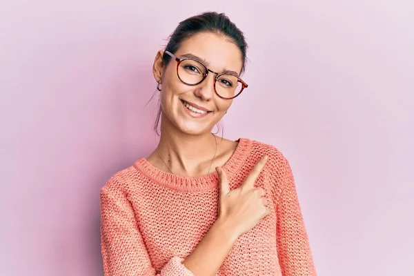 Jonge Blanke Vrouw Draagt Casual Kleding Glazen Vrolijk Met Een — Stockfoto