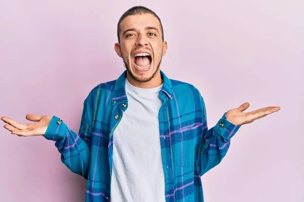 Jovem Hispânico Vestindo Roupas Casuais Celebrando Vitória Com Sorriso Feliz — Fotografia de Stock