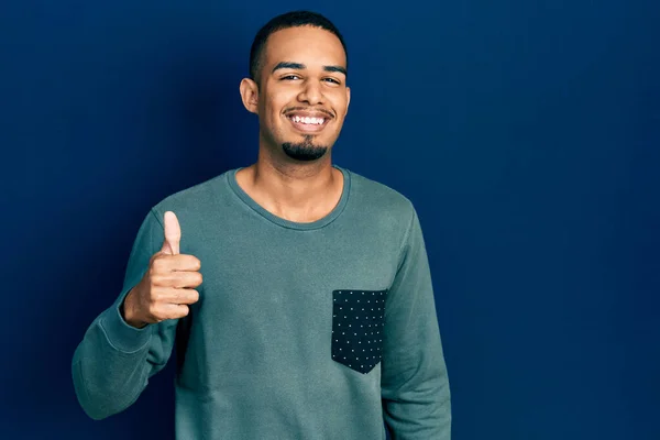 Junger Afrikanisch Amerikanischer Mann Lässiger Kleidung Der Glücklich Und Positiv — Stockfoto