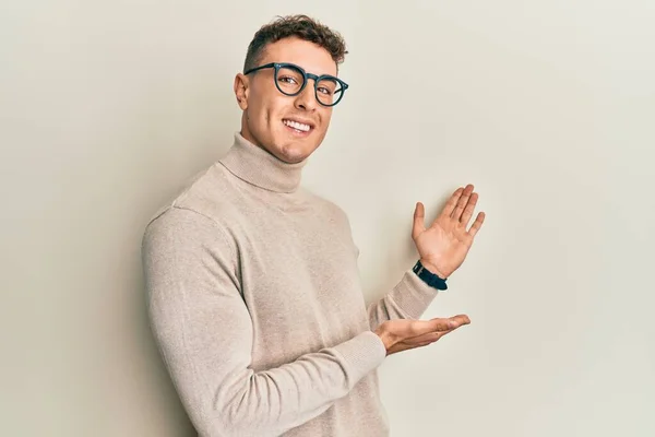 Hispanic Young Man Wearing Casual Turtleneck Sweater Inviting Enter Smiling — ストック写真