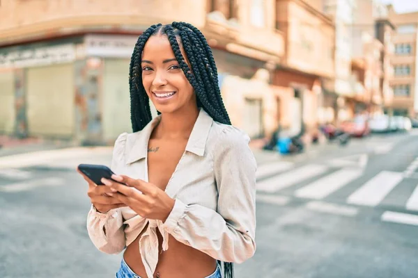 Joven Mujer Afroamericana Sonriendo Feliz Usando Smartphone Ciudad — Foto de Stock