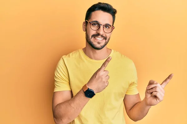 Jonge Spaanse Man Casual Kleding Een Bril Glimlachend Kijkend Naar — Stockfoto