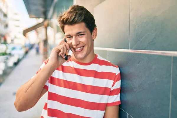 Joven Hombre Caucásico Sonriendo Feliz Hablando Teléfono Inteligente Ciudad —  Fotos de Stock