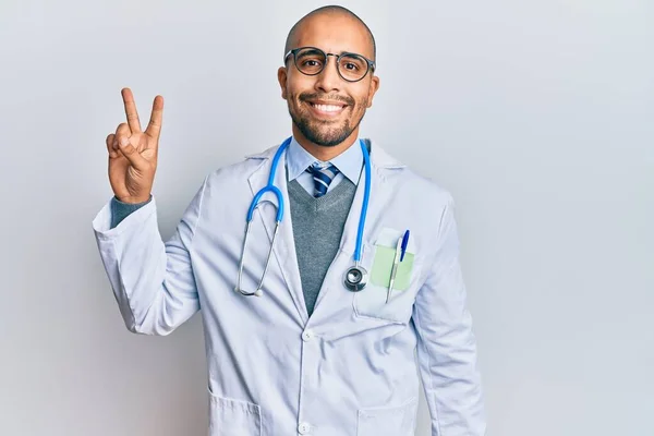 Hombre Adulto Hispano Vistiendo Uniforme Médico Estetoscopio Sonriendo Mirando Cámara — Foto de Stock