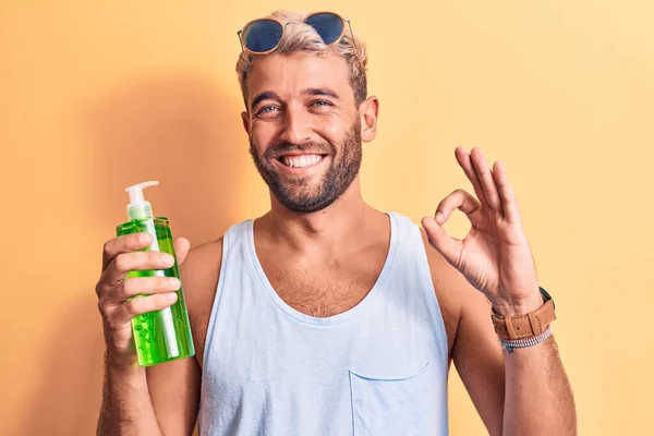 Knappe Blonde Man Vakantie Met Fles Aloë Vera Crème Gele — Stockfoto