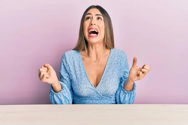 Junge Hispanische Frau Lässiger Kleidung Sitzt Auf Dem Tisch Verrückt — Stockfoto