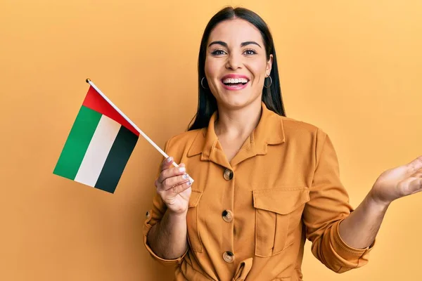 Fiatal Barna Gazdaság Egyesült Arab Emirates Zászló Ünneplő Teljesítmény Boldog — Stock Fotó