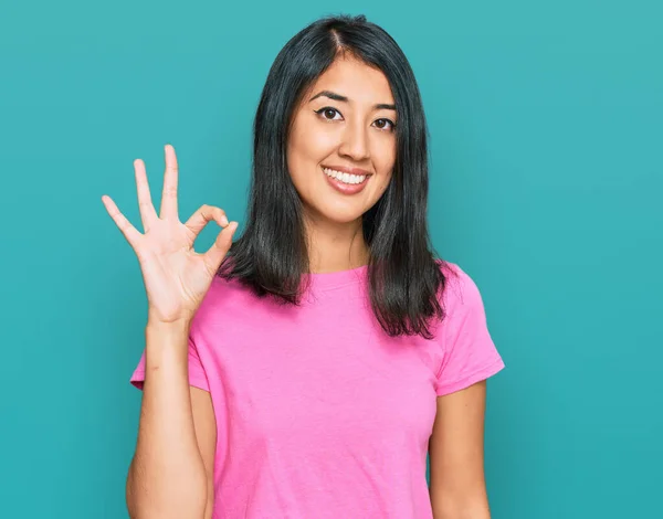 Vacker Asiatisk Ung Kvinna Bär Casual Rosa Shirt Ler Positivt — Stockfoto