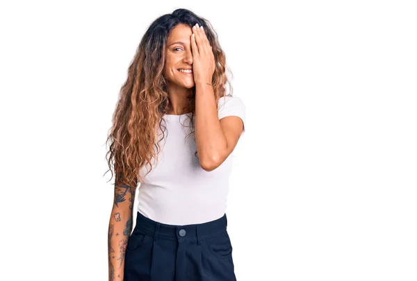 Mujer Hispana Joven Con Tatuaje Usando Camiseta Blanca Casual Cubriendo —  Fotos de Stock