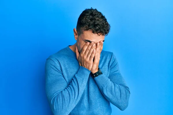 스페인 젊은이는 평상적 스웨터 울면서 손으로 얼굴을 표정을 우울증 — 스톡 사진