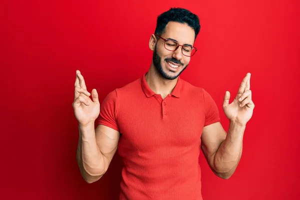 Jeune Homme Hispanique Portant Des Vêtements Décontractés Des Lunettes Geste — Photo