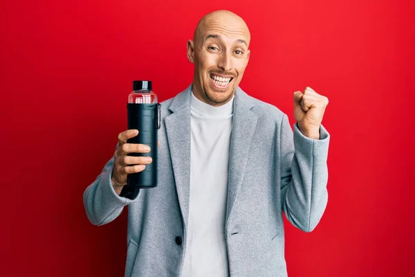 Homem Negócios Careca Com Barba Bebendo Garrafa Água Gritando Orgulhoso — Fotografia de Stock