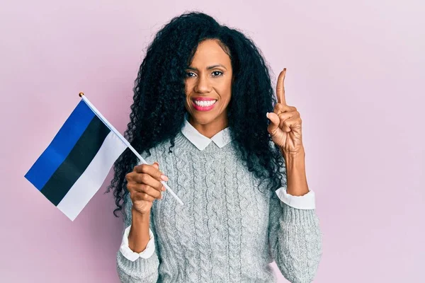 Middelbare Leeftijd Afrikaanse Amerikaanse Vrouw Met Estonia Vlag Glimlachend Met — Stockfoto