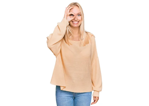 Młoda Blondynka Luźnych Ubraniach Robi Gest Uśmiechem Dłoni Oko Patrząc — Zdjęcie stockowe