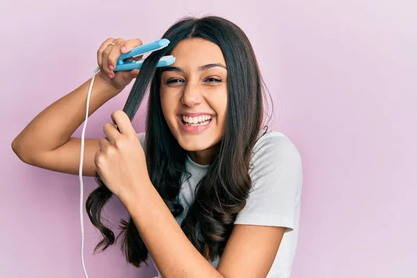 Jonge Latijns Amerikaanse Vrouw Houdt Haar Stijltang Glimlachend Hard Lachen — Stockfoto