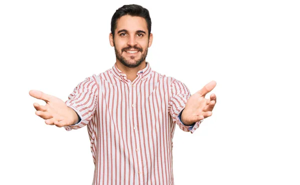 비즈니스 셔츠를 스페인 남자가 포옹을 벌리고 웃으며 카메라를 바라보고 행복을 — 스톡 사진