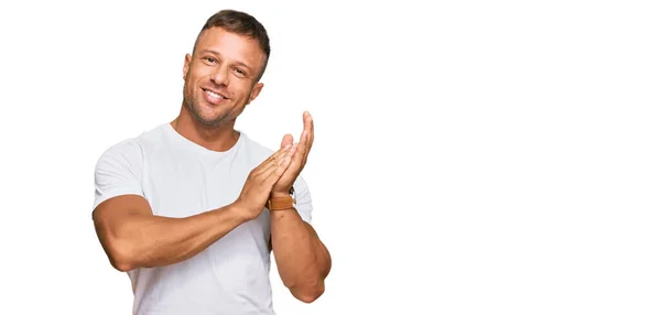 Hombre Musculoso Guapo Con Camiseta Blanca Casual Aplaudiendo Aplaudiendo Felices —  Fotos de Stock