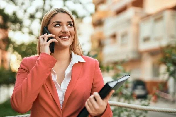 Junge Blonde Geschäftsfrau Lächelt Glücklich Und Plaudert Auf Dem Smartphone — Stockfoto