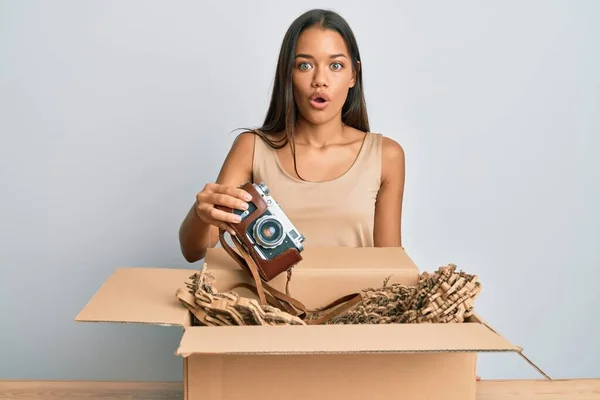 Beautiful Hispanic Woman Taking Vintage Camera Box Scared Amazed Open — Stock Photo, Image