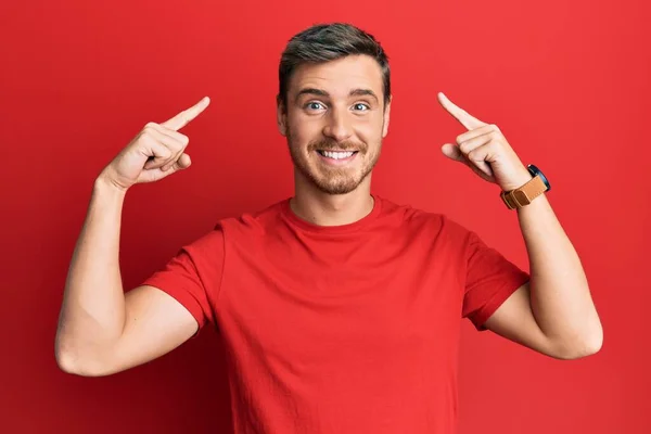 Handsome Caucasian Man Wearing Casual Red Tshirt Smiling Pointing Head — Zdjęcie stockowe