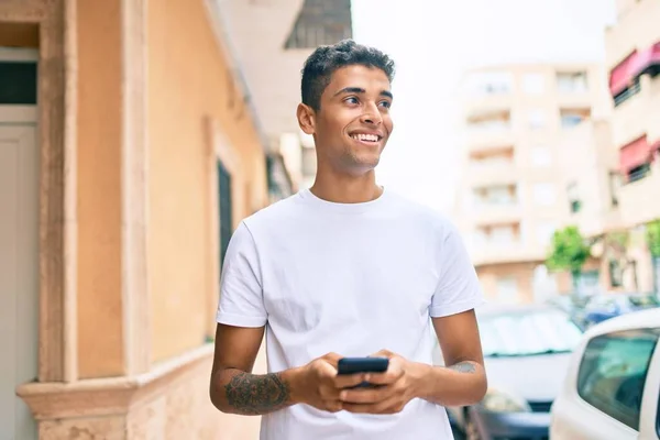 Nuori Latinomies Hymyilee Onnellisena Älypuhelimella Kävely Kaupungissa — kuvapankkivalokuva