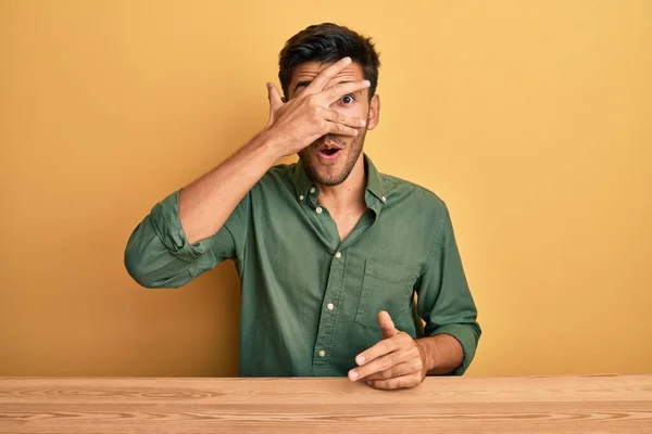 Joven Hombre Guapo Con Ropa Casual Sentado Mesa Mirando Shock —  Fotos de Stock