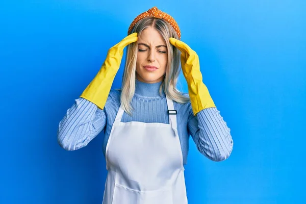 Bella Donna Bionda Che Indossa Grembiule Più Pulito Guanti Con — Foto Stock