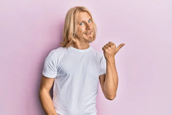 Caucasian Young Man Long Hair Wearing Casual White Shirt Smiling — Stock Photo, Image