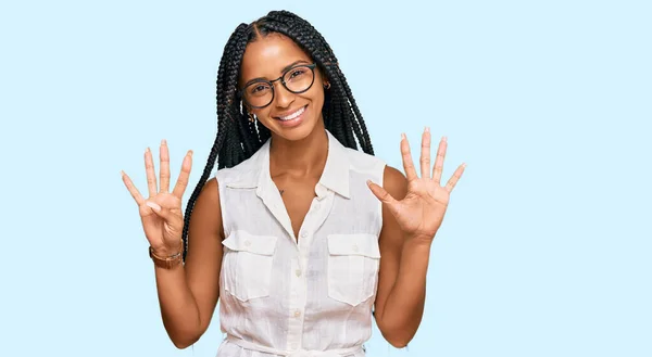 Hermosa Mujer Hispana Vistiendo Ropa Casual Gafas Mostrando Señalando Con —  Fotos de Stock