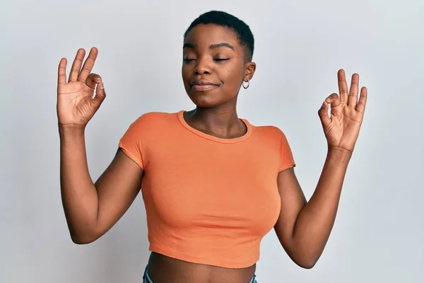 Jeune Femme Afro Américaine Portant Shirt Orange Décontracté Détendre Sourire — Photo