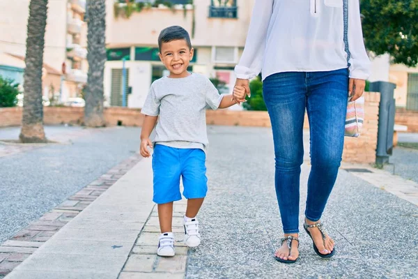 Adorable Madre Latina Hijo Caminando Por Ciudad —  Fotos de Stock