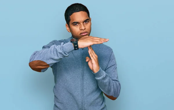 Ung Stilig Hispanic Man Bär Casual Sweatshirt Gör Time Out — Stockfoto