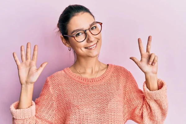 Jeune Femme Caucasienne Portant Des Vêtements Décontractés Des Lunettes Montrant — Photo