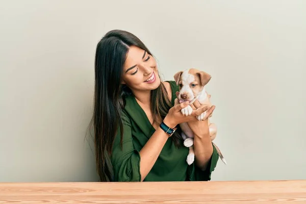 Genç Spanyol Kız Gülümseyen Mutlu Sarılan Köpek Soyutlanmış Beyaz Arka — Stok fotoğraf