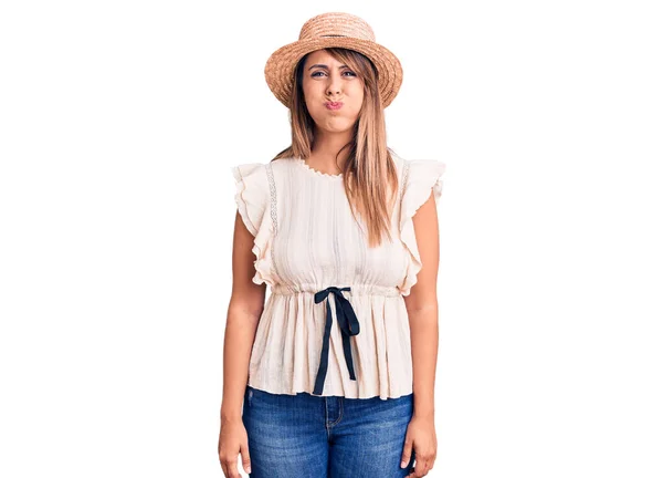 Giovane Bella Donna Che Indossa Cappello Estivo Shirt Guance Gonfie — Foto Stock