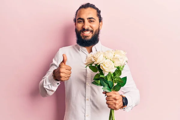 Ung Arabisk Man Med Blommor Ler Glad Och Positiv Tummen — Stockfoto