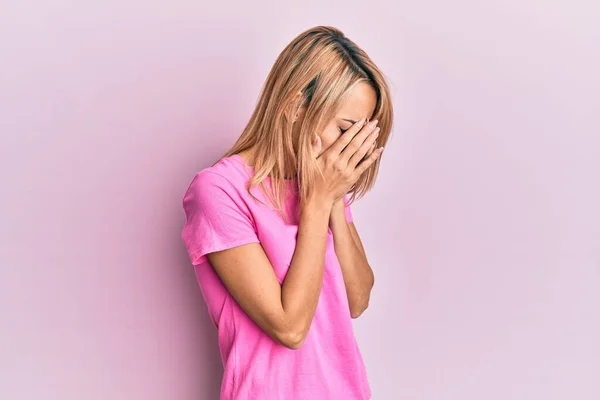 Mulher Loira Bonita Vestindo Camiseta Rosa Casual Com Expressão Triste — Fotografia de Stock