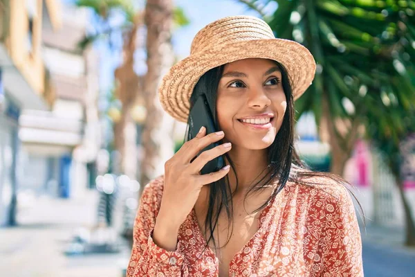 Jeune Touriste Afro Américaine Vacances Parlant Sur Smartphone Ville — Photo