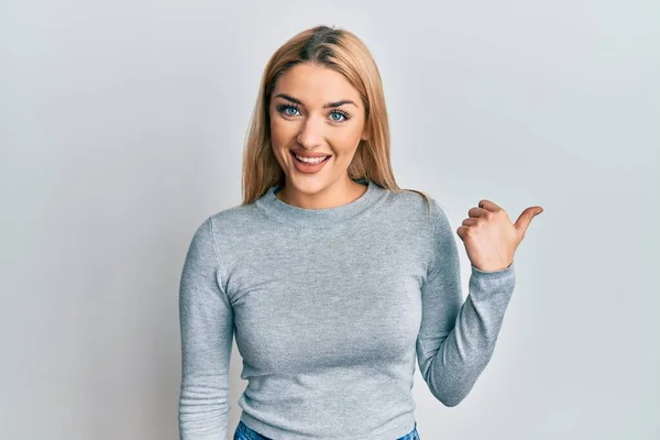 Mujer Joven Caucásica Vistiendo Ropa Casual Sonriendo Con Cara Feliz — Foto de Stock