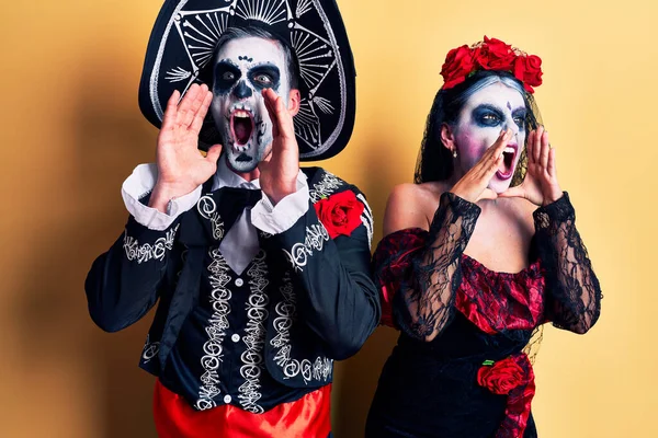 Young Couple Wearing Mexican Day Dead Costume Yellow Shouting Angry — ストック写真