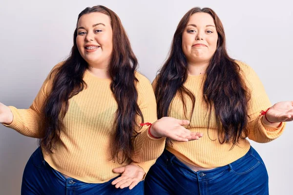 Young Size Twins Wearing Casual Clothes Smiling Showing Both Hands — Stock Photo, Image