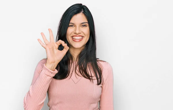 Gündelik Kıyafetler Giyen Gülümseyen Genç Spanyol Kadın Parmaklarıyla Tamam Işareti — Stok fotoğraf