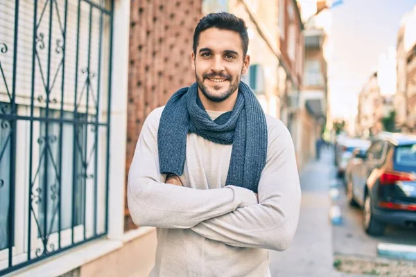 Junger Hispanischer Mann Lächelt Glücklich Mit Schal Durch Die Stadt — Stockfoto