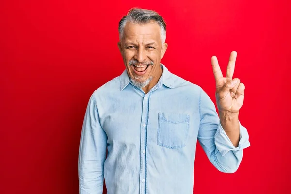 Uomo Mezza Età Dai Capelli Grigi Indossa Abiti Casual Sorridente — Foto Stock