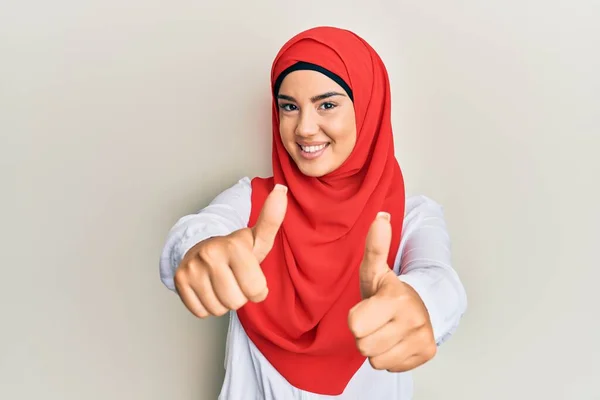 Jovem Bela Menina Hispânica Vestindo Tradicional Lenço Islâmico Hijab Aprovando — Fotografia de Stock