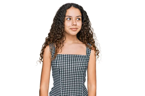 Adolescente Hispana Vestido Con Ropa Casual Sonriendo Mirando Hacia Lado —  Fotos de Stock