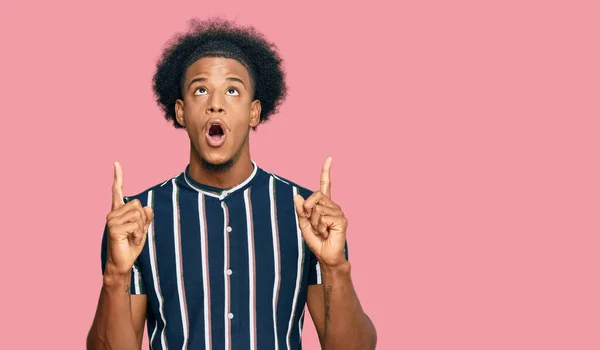 Africano Americano Com Cabelo Afro Vestindo Roupas Casuais Espantado Surpreso — Fotografia de Stock